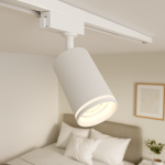 Zestaw szynowy 1m Pipe Ring Track 3xGU10 w kolorze białym, z trzema lampami w formie cylindrów, zawieszony na białej szynie. Ujęcie z dołu, akcentujące jednolitą fakturę lamp oraz ich jasne źródło światła, z widocznym tłem w neutralnych odcieniach.