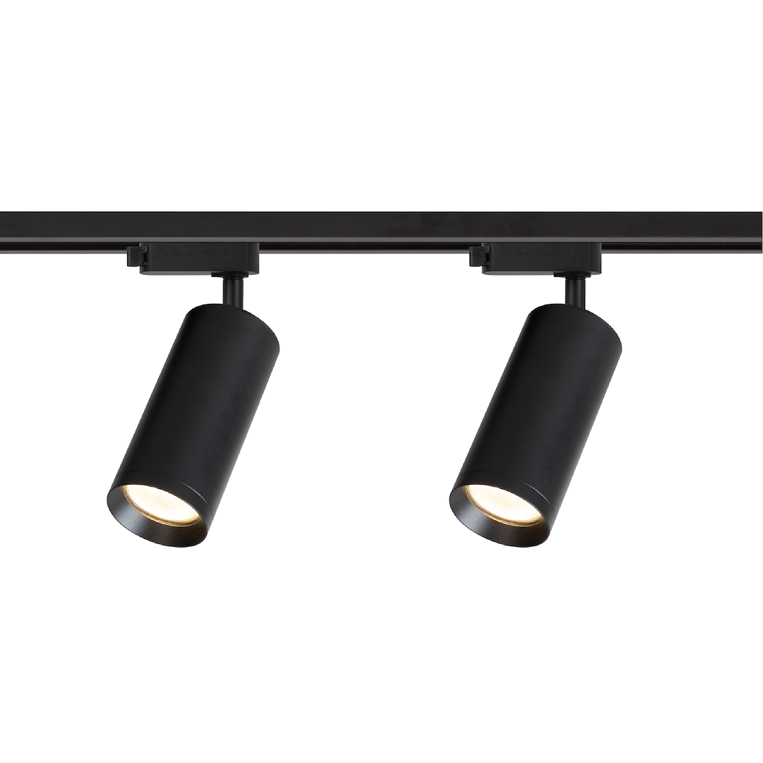 Zestaw szynowy 1,5 m Mica Track z czterema reflektorami GU10, w kolorze czarnym. Reflektory mają cylindryczny kształt, zamontowane na poziomej szynie, skierowane w różne strony. Proste, minimalistyczne wzornictwo, idealne do nowoczesnych wnętrz.