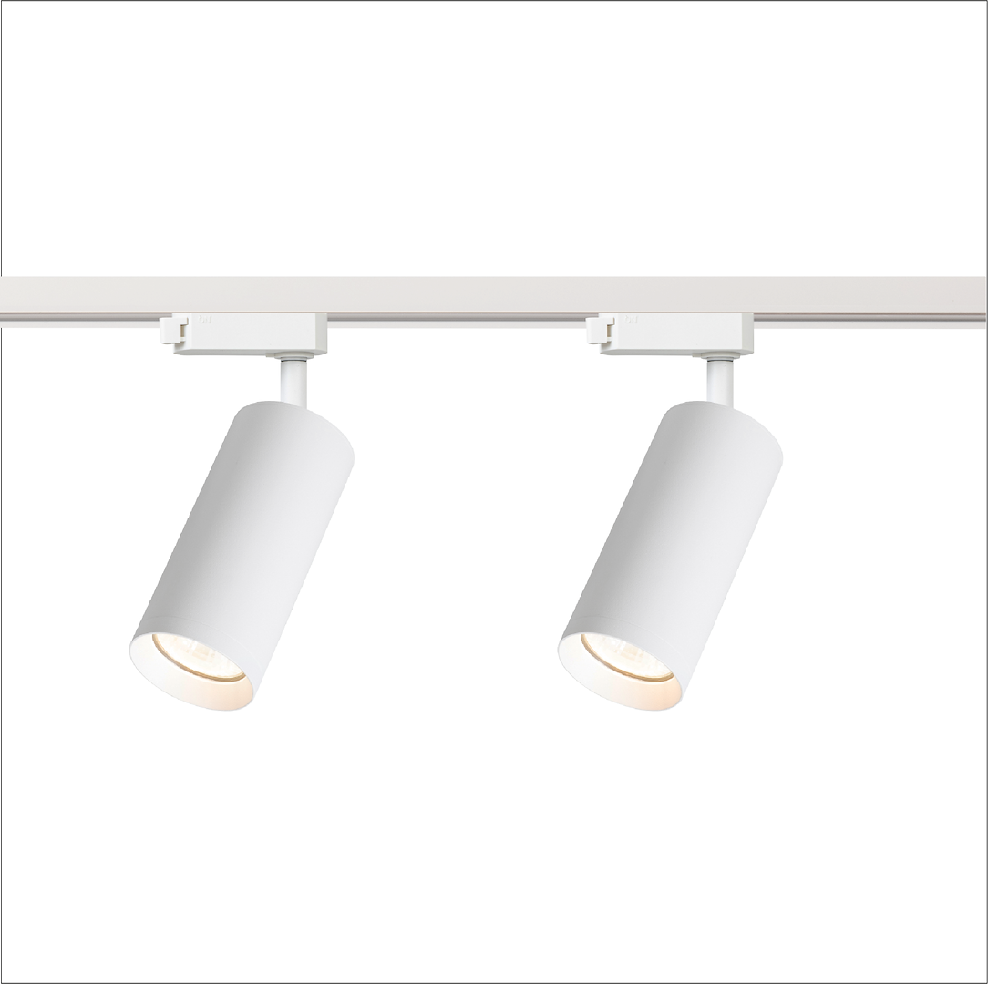 Zestaw szynowy 1,5 m Mica Track z dwoma białymi reflektorami GU10, umieszczonymi na szynie sufitowej. Reflektory mają cylindryczny kształt i są zawieszone na prostych uchwytach, co umożliwia ich regulację. Tło białe.