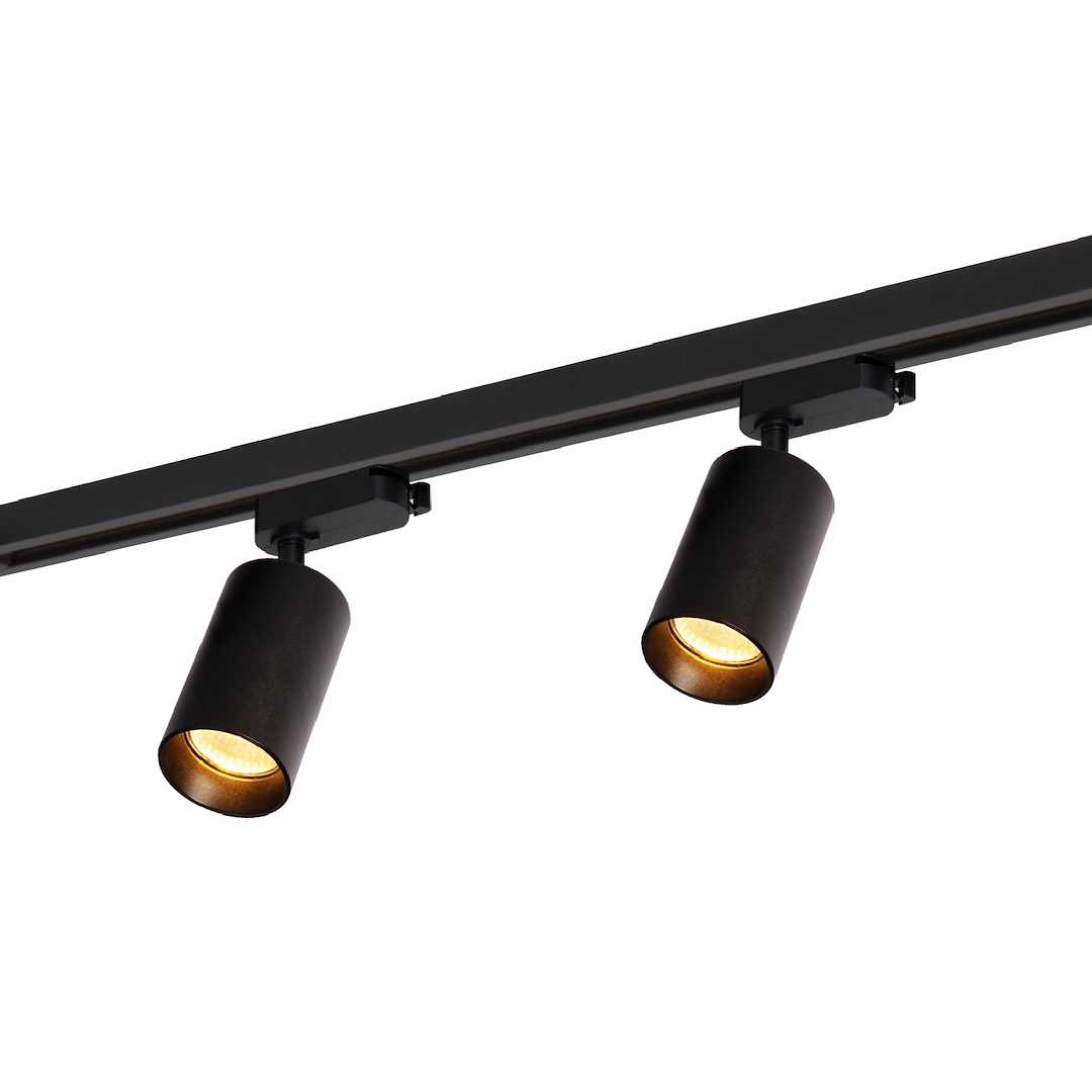 Zestaw szynowy 1,5m Pipe Track w kolorze czarnym z dwoma reflektorami w kształcie cylindrów. Reflektory mają złote wnętrze, umieszczone na szynie, widoczne z góry w zbliżeniu. Szyna jest zamontowana na suficie.
