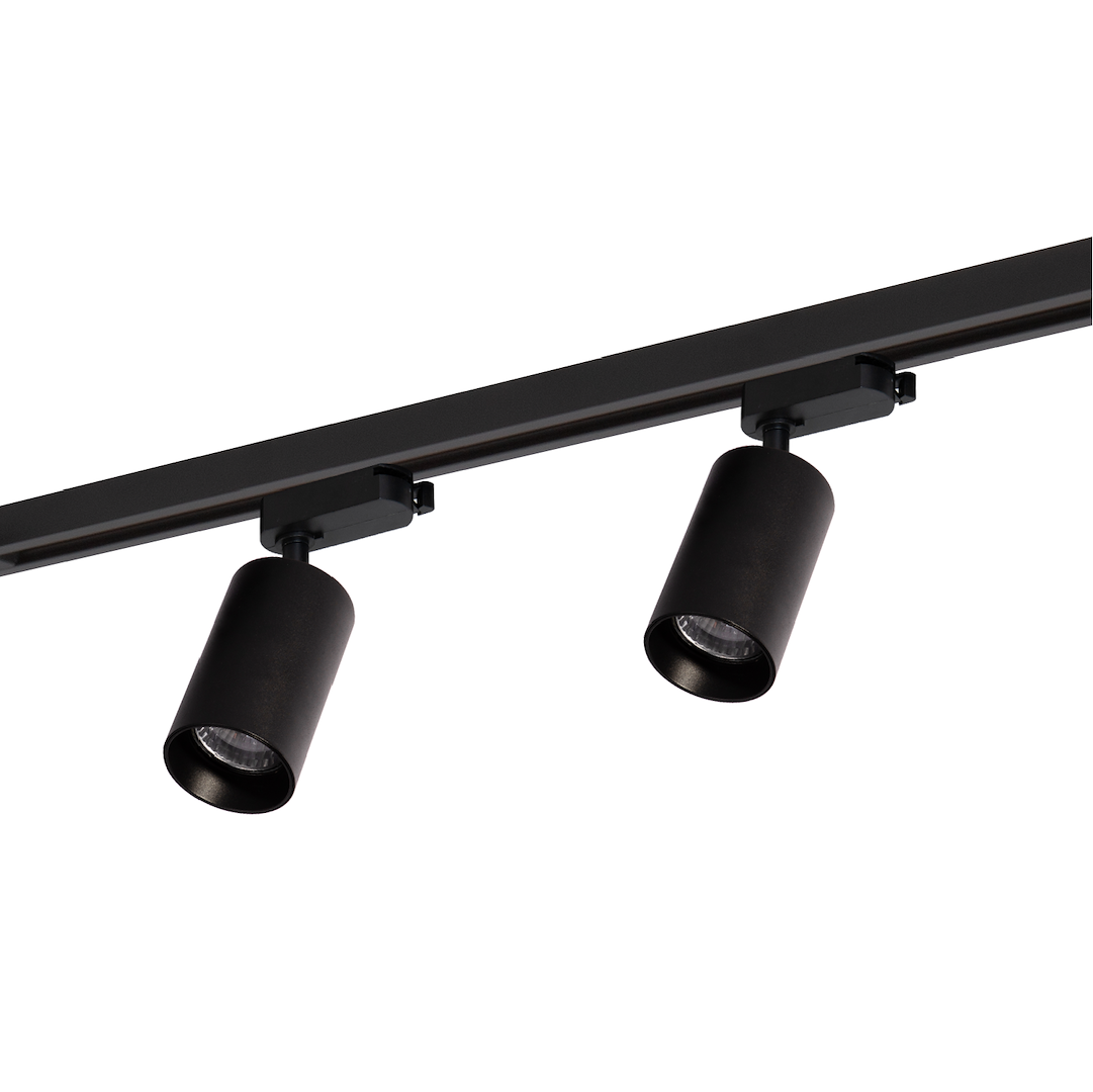 Zestaw szynowy 1,5m Pipe Track w kolorze czarnym, z dwoma reflektorami GU10. Reflektory o cylindrycznym kształcie, zawieszone na prostokątnej szynie, widoczne z boku. Szyna zamontowana na suficie, w minimalistycznym stylu.