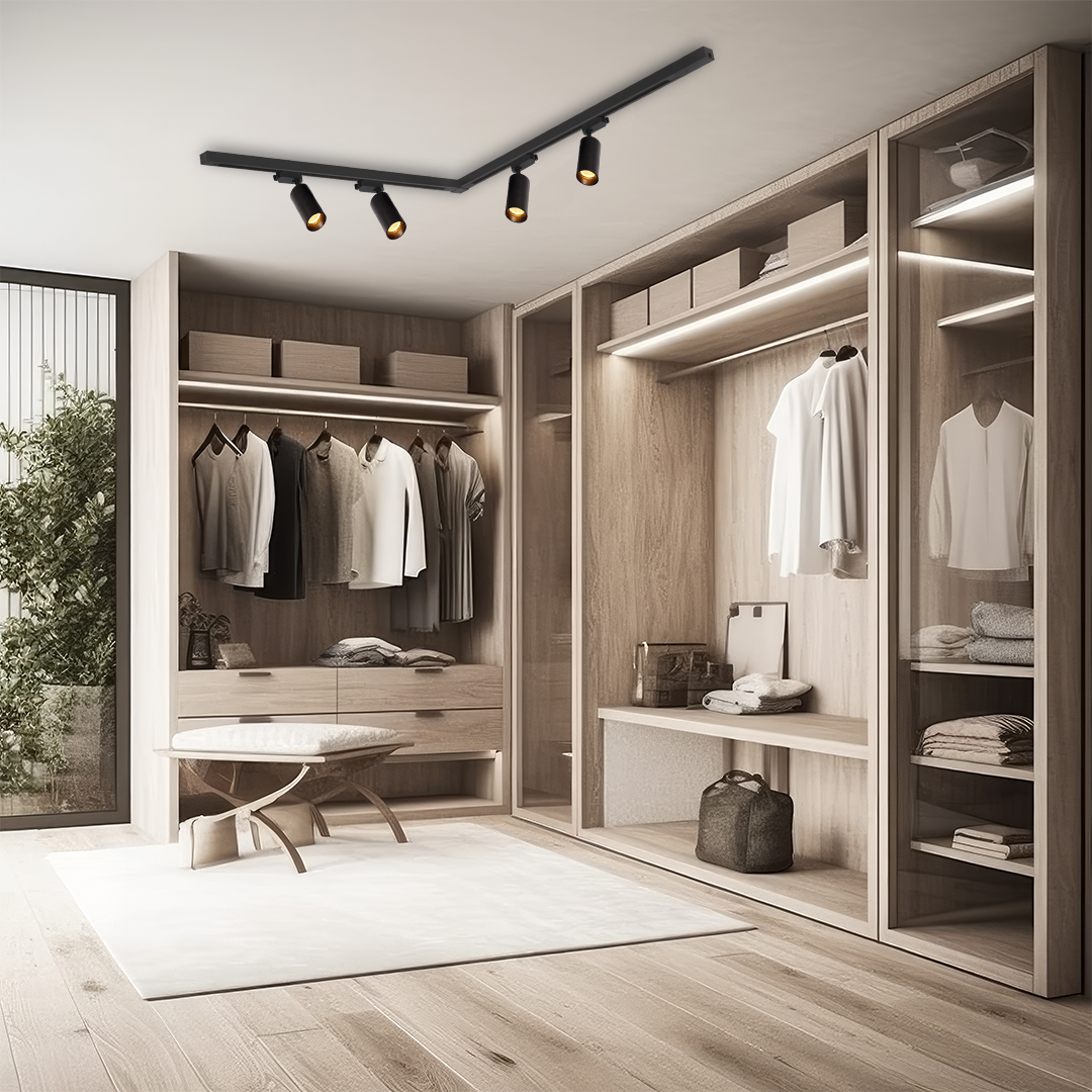 Zestaw szynowy 1,5m Pipe Track w kolorze czarnym z czterema reflektorami GU10, zamontowany na suficie w nowoczesnym wnętrzu. Widoczne ubrania w szafie, drewniane meble oraz jasna podłoga tworzą spójną aranżację.