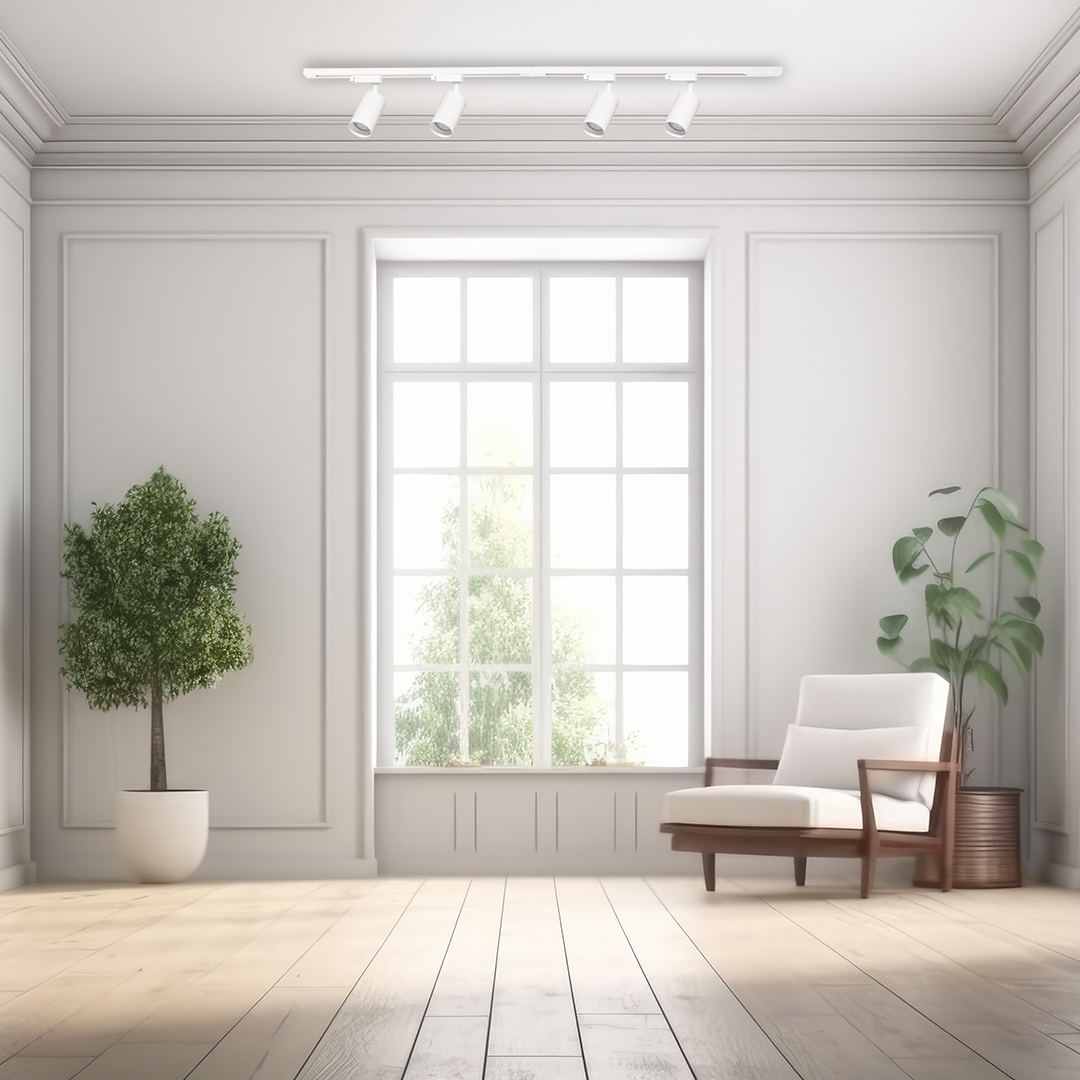 Zestaw szynowy 1,5m Pipe Track w kolorze białym z czterema oprawami GU10, zamontowany na suficie w jasnym wnętrzu. W tle widoczne okno oraz rośliny w donicach, podłoga drewniana.