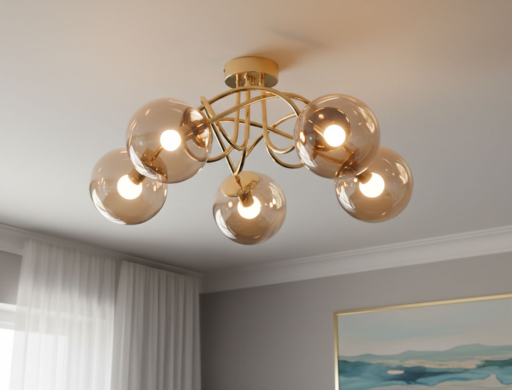 Lampa sufitowa Banko z pięcioma żarówkami E14, złota konstrukcja z metalowym stelażem, ozdobione przez przezroczyste klosze. Produkt zamontowany na suficie, widoczny z perspektywy frontalnej.