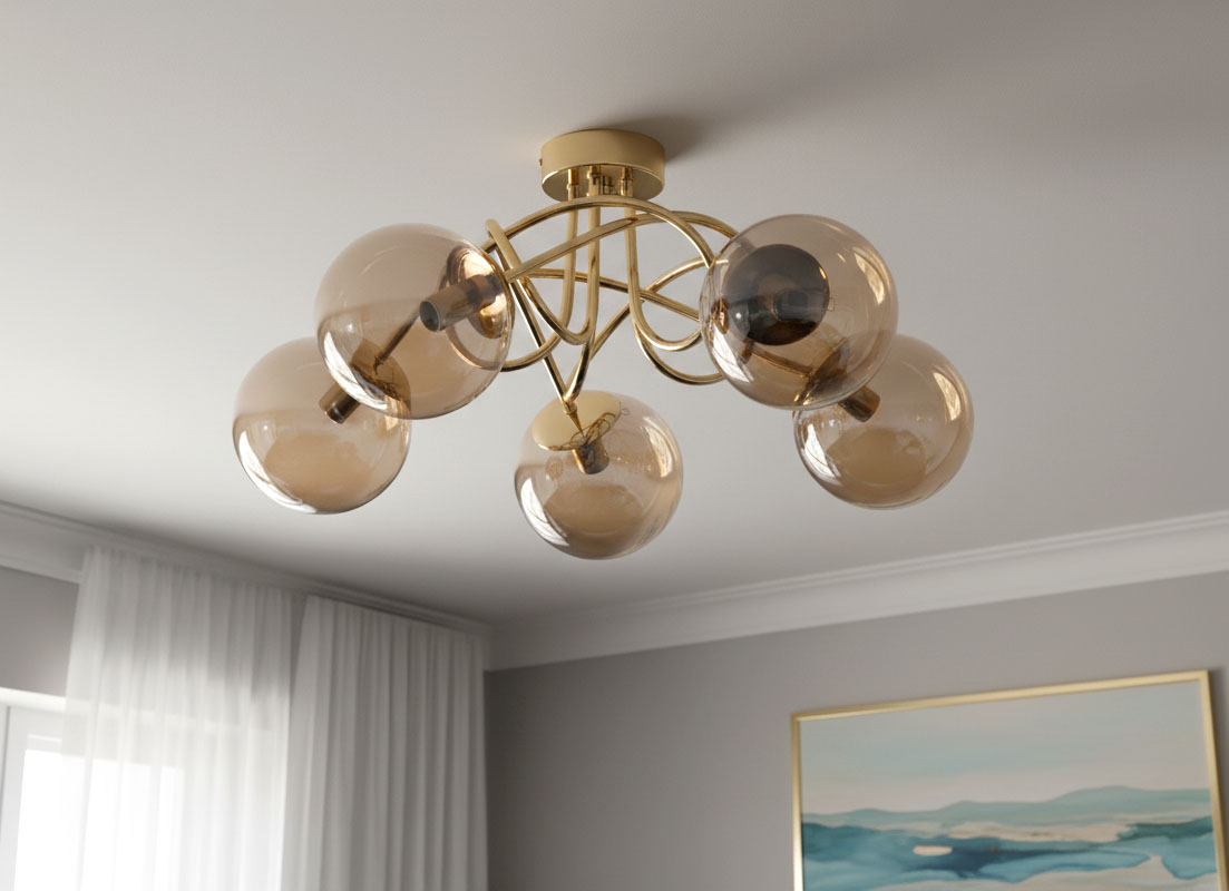 Lampa sufitowa Banko w kolorze złotym, z pięcioma szklanymi kloszami o brązowym odcieniu. Ujęcie z dołu, ukazujące równomiernie rozmieszczone klosze na metalowej konstrukcji. Tło w neutralnym kolorze, z obrazem na ścianie.