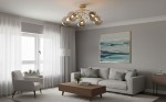 Lampa sufitowa Banko w kolorze złotym, pięciopunktowa, z przezroczystymi kloszami, zamontowana na suficie. W tle nowoczesny salon z szarymi ścianami, dużym oknem, jasną sofą i drewnianym stolikiem kawowym.
