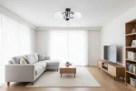 Lampa sufitowa Banko w kolorze czarnym z trzema kulistymi, białymi kloszami. Zawieszona centralnie w pomieszczeniu, z widocznymi przewodami i eleganckim, minimalistycznym designem. Idealna do nowoczesnych wnętrz.