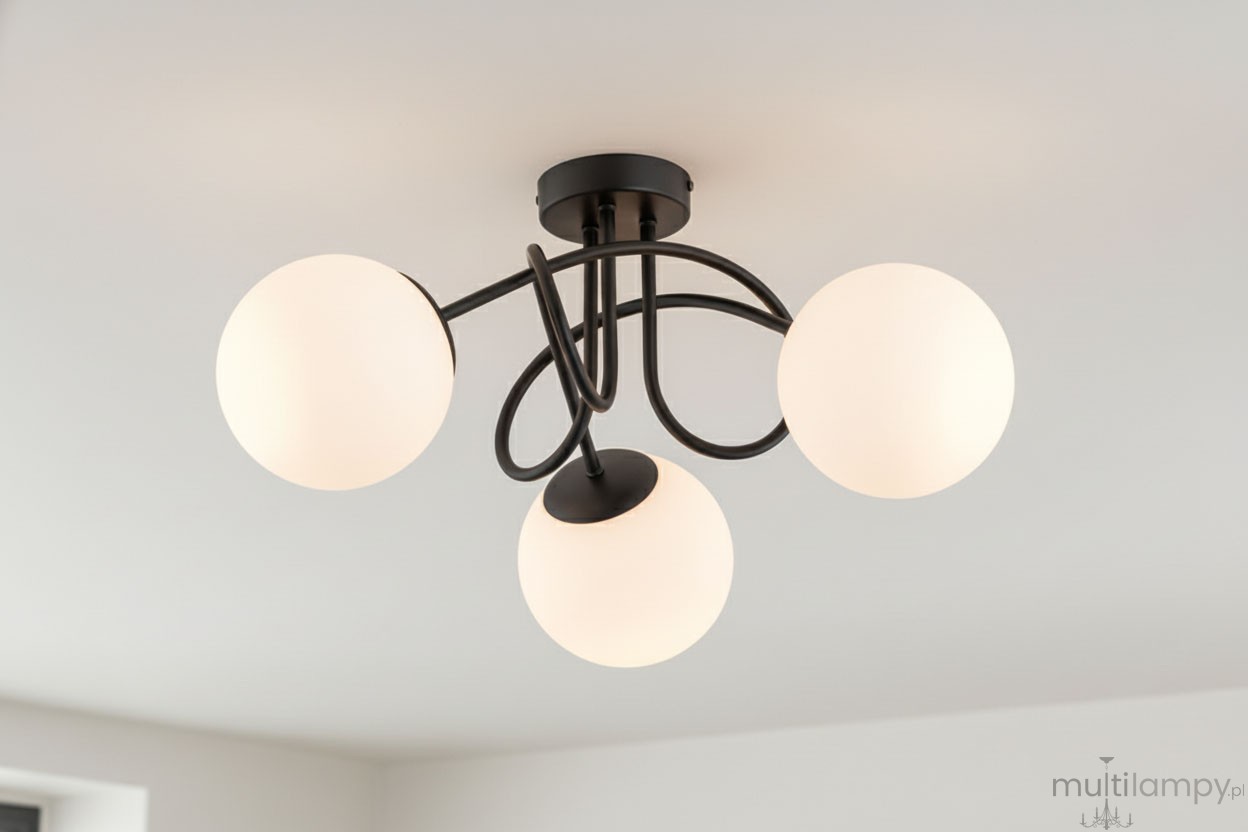 Czarna lampa sufitowa Banko z trzema kulistymi kloszami w kolorze białym, zawieszona na czarnym stelażu. Ujęcie frontalne, wyeksponowane unikalne krzyżujące się ramiona. Idealna do nowoczesnych wnętrz.