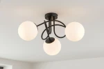 Czarna lampa sufitowa Banko z trzema kulistymi kloszami w kolorze białym, zawieszona na czarnym stelażu. Ujęcie frontalne, wyeksponowane unikalne krzyżujące się ramiona. Idealna do nowoczesnych wnętrz.