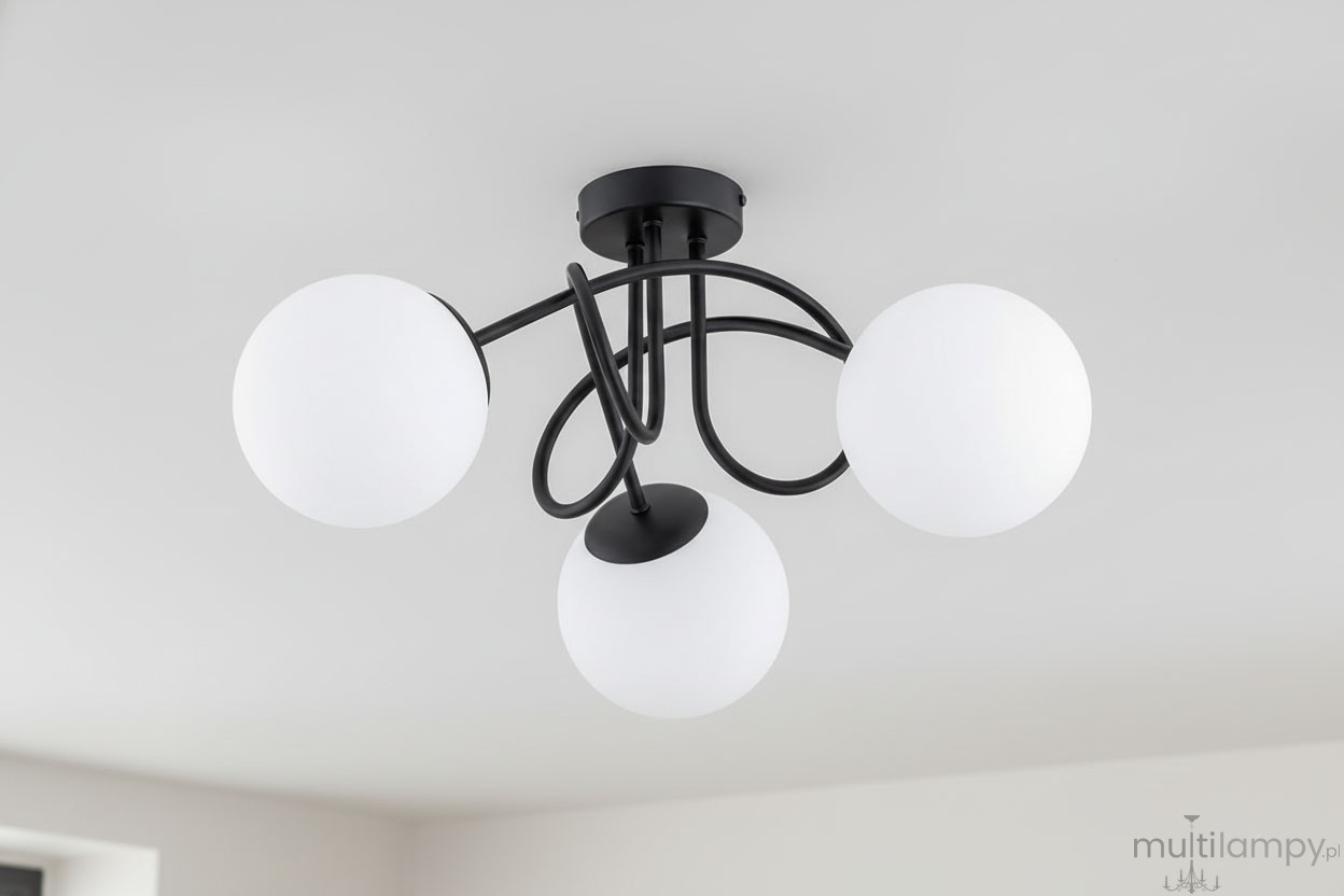 Lampa sufitowa Banko w kolorze czarnym, z trzema okrągłymi kloszami z białego szkła. Ułożona w kształt organiczny, montowana na suficie, z widocznymi ruchomymi przewodami. Idealna do nowoczesnych wnętrz.