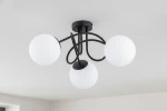 Lampa sufitowa Banko w kolorze czarnym, z trzema okrągłymi kloszami z białego szkła. Ułożona w kształt organiczny, montowana na suficie, z widocznymi ruchomymi przewodami. Idealna do nowoczesnych wnętrz.