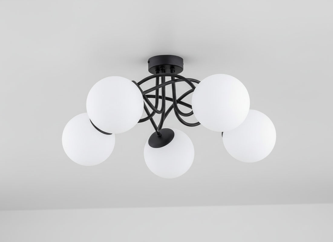 Lampa sufitowa Banko z pięcioma oprawami E14 w kolorze czarnym. Konstrukcja z metalowych elementów w formie spiralnej, z białymi, okrągłymi kloszami, zamontowana na gładkim, jasnym suficie.