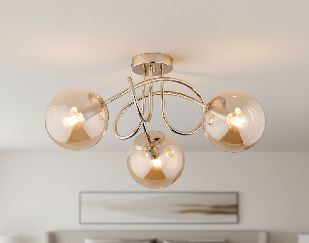 Lampa sufitowa Banko 3xE14 w antycznym złocie, z trzema okrągłymi kloszami w przezroczystym kolorze. Ujęcie z dołu, pokazujące elegancką konstrukcję i delikatne detale. Idealna do nowoczesnych wnętrz.