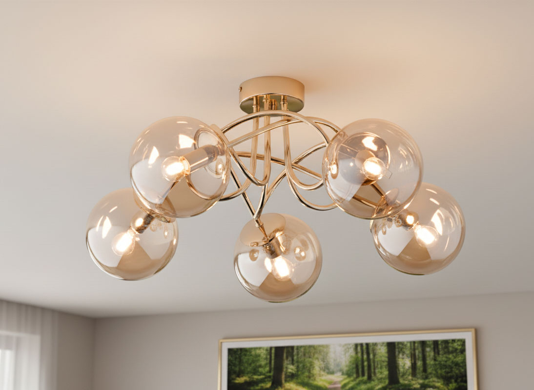 Lampa sufitowa Banko 5xE14 w kolorze antycznego złota, z sześcioma przezroczystymi kloszami w kształcie kul, zamontowana na okrągłej podstawie. Rurki łączące klosze mają elegancki, falisty kształt. Idealna do nowoczesnych wnętrz.