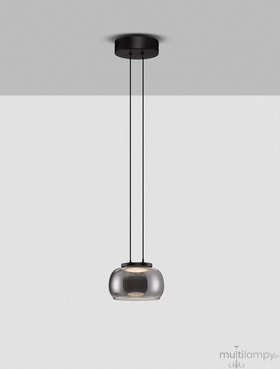 Lampa wisząca Huarmey z jednym źródłem LED 9W, w kolorze czarnym. Okrągła, szklana klosz w lekko przezroczystym wykończeniu zawieszona na dwóch czarnych linkach. Ujęcie z boku, na jednolitym tle.
