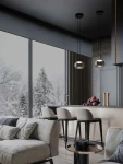 Lampa wisząca Huarmey 1xLED 9W w kolorze czarnym, zawieszona na cienkich linkach, z okrągłym kloszem z transparentnego materiału, umieszczona w nowoczesnym wnętrzu kuchennym z barowym blatem i krzesłami.