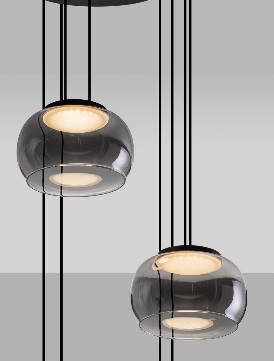 Lampa wisząca Huarmey 5xLED 41W w kolorze czarnym, z szklanymi kloszami w kształcie kul, zawieszona na cienkich, czarnych linkach. Klosze mają przezroczyste boki, a wewnątrz znajdują się okrągłe, ciepłe źródła światła.