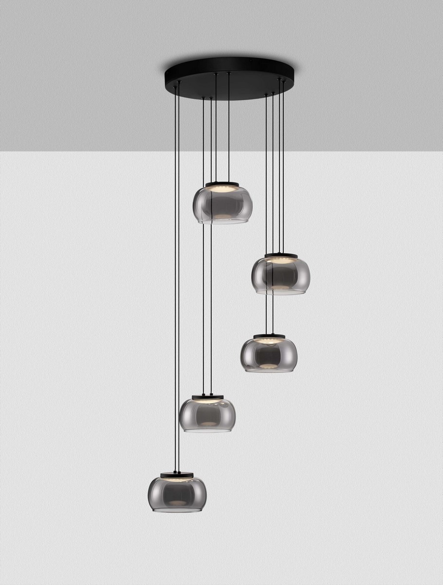 Lampa wisząca Huarmey z pięcioma żarówkami LED, o mocy 41W, w kolorze czarnym. Szklane klosze w odcieniach szarości zawieszone na cienkich linkach, montowane na okrągłej podstawie sufitowej.