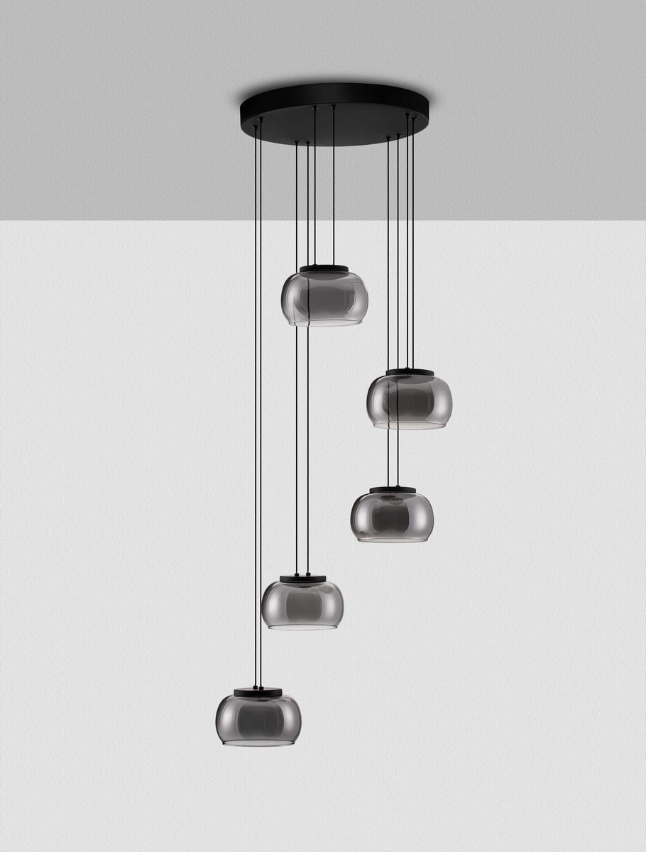 Lampa wisząca Huarmey z pięcioma kloszami LED, czarna, z okrągłym, płaskim mocowaniem. Klosze w formie półkulistych, przezroczystych, szarych kul, zawieszone na cienkich linkach. Idealna do nowoczesnych wnętrz.