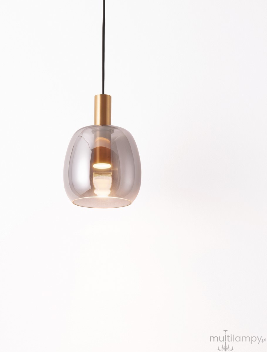 Lampa wisząca Iquitos w kolorze złotym, z przezroczystym kloszem, zawieszona na czarnym przewodzie. Wyposażona w jedno źródło światła LED 7W. Widok z dołu, ukazujący elegancki kształt klosza oraz metalowy element mocujący.