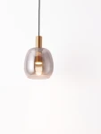 Lampa wisząca Iquitos w kolorze złotym, z przezroczystym kloszem, zawieszona na czarnym przewodzie. Wyposażona w jedno źródło światła LED 7W. Widok z dołu, ukazujący elegancki kształt klosza oraz metalowy element mocujący.