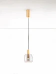 Lampa wisząca Iquitos z jednym źródłem światła LED 7W, złota z metalowym uchwytem i przezroczystym kloszem o delikatnym kształcie, zwisająca na czarnym przewodzie, zamontowana na białym suficie.