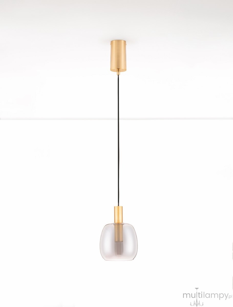 Lampa wisząca Iquitos z jednym źródłem LED 7W. Szklany klosz w kształcie sześcianu w delikatnym odcieniu przezroczystym, metalowe wykończenie w kolorze złotym, zawieszona na czarnym kablu. Ujęcie frontalne, lampa wisi z sufitu na białym tle.