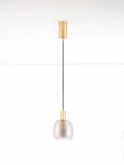 Lampa wisząca Iquitos z jednym źródłem LED 7W. Szklany klosz w kształcie sześcianu w delikatnym odcieniu przezroczystym, metalowe wykończenie w kolorze złotym, zawieszona na czarnym kablu. Ujęcie frontalne, lampa wisi z sufitu na białym tle.