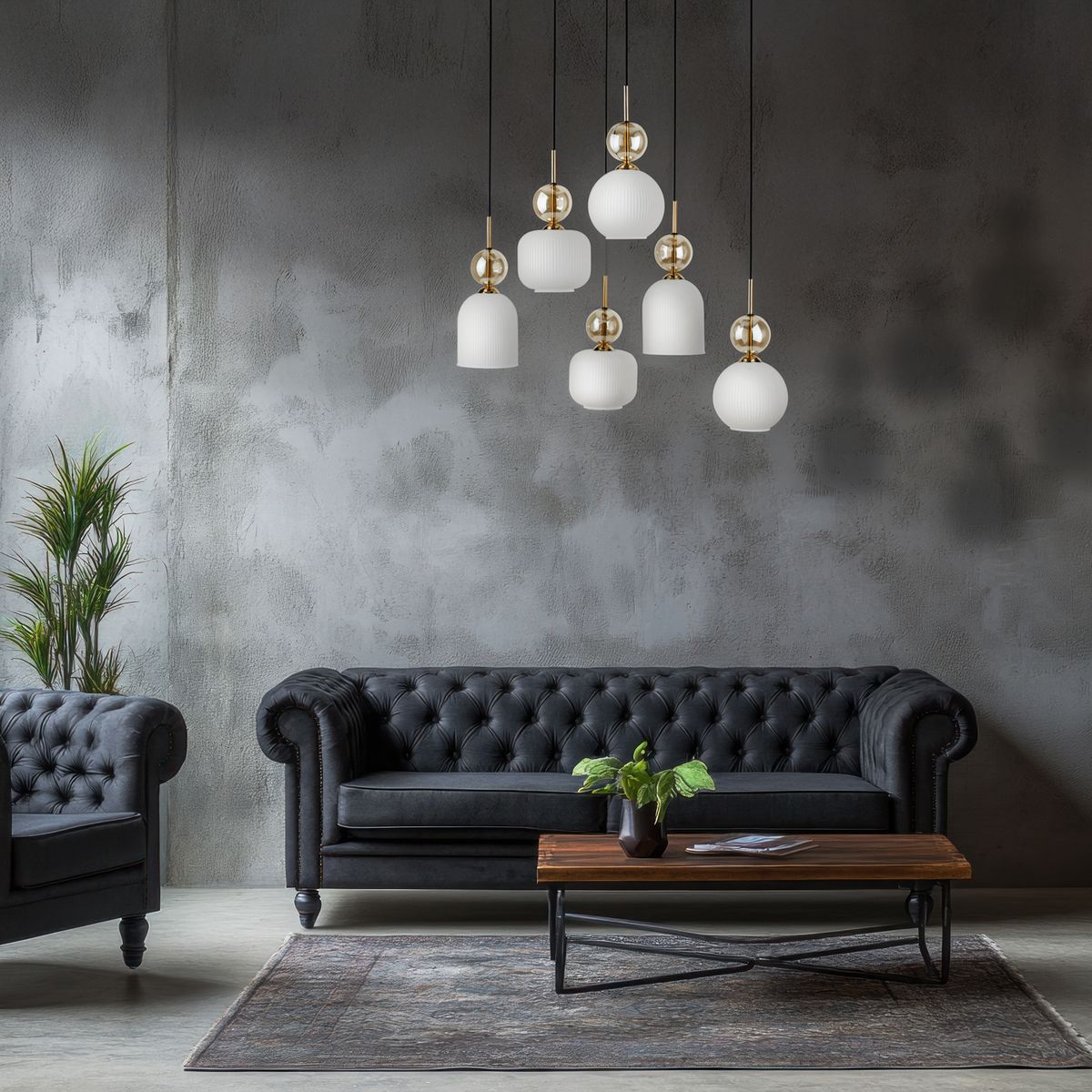 Lampa wisząca Sophia z sześcioma kloszami E14 w białym kolorze, zawieszona na czarnych przewodach. Klosze mają różne kształty, a metalowe elementy w kolorze złotym nadają elegancki wygląd. Tło to nowoczesne wnętrze z czarną sofą i rośliną.