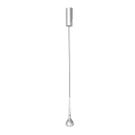 Lampa wisząca Crima Cromo LED, jedno punktowa, z metalowym, błyszczącym kloszem w kształcie stożka, zawieszona na cienkim przewodzie. Na dole umieszczony kryształowy element w formie kropli, przyciągający wzrok. Tło białe, minimalistyczne.