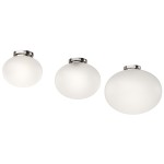 Lampa sufitowa Palla D24 z chromowanym mocowaniem, z trzema okrągłymi kloszami z matowego szkła w różnych rozmiarach. Klosze są umieszczone na górze, tworząc harmonijną kompozycję, idealną do nowoczesnych wnętrz.