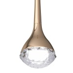 Złota lampa wisząca LED Crima Gold z przezroczystym kloszem w kształcie kropli. Klosz zdobiony jest wieloma facetam, a lampa ma smukły, elegancki kształt. Ujęcie frontalne, widoczne mocowanie.