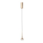 Lampa wisząca Crima Gold LED, jedno punktowa, z metalowym, błyszczącym złotym kloszem i przezroczystym kryształem na końcu. Zawieszona na czarnym przewodzie, w pozycji pionowej, na białym tle.