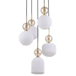 Lampa wisząca Sophia z pięcioma źródłami światła E14. Białe klosze o fakturze żłobkowanej w kształcie kul i cylindrów, z przezroczystymi elementami szklanymi. Zawieszona na czarnych przewodach, tworzy nowoczesną aranżację wnętrza.