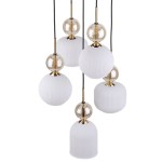 Lampa wisząca Sophia z pięcioma źródłami światła E14, w kolorze białym. Składa się z okrągłych i cylindrycznych kloszy z teksturowanego szkła, połączonych złotymi detalami, zawieszonych na czarnych przewodach.