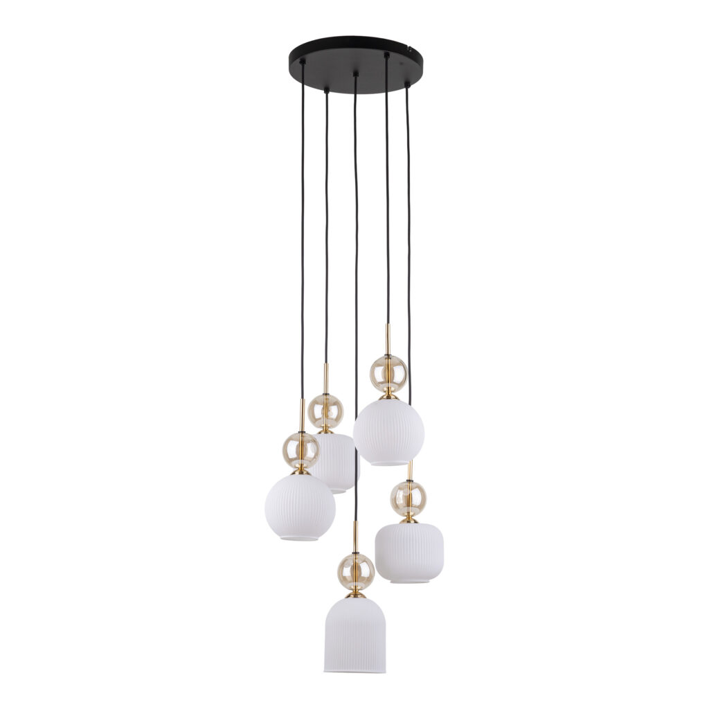 Lampa wisząca Sophia z pięcioma kloszami E14 w białym kolorze, wykonana z materiału o teksturowanej powierzchni. Klosze w kształcie kul, walców i prostokątów zawieszone na czarnych przewodach, z dekoracyjnymi złotymi elementami przy mocowaniu.