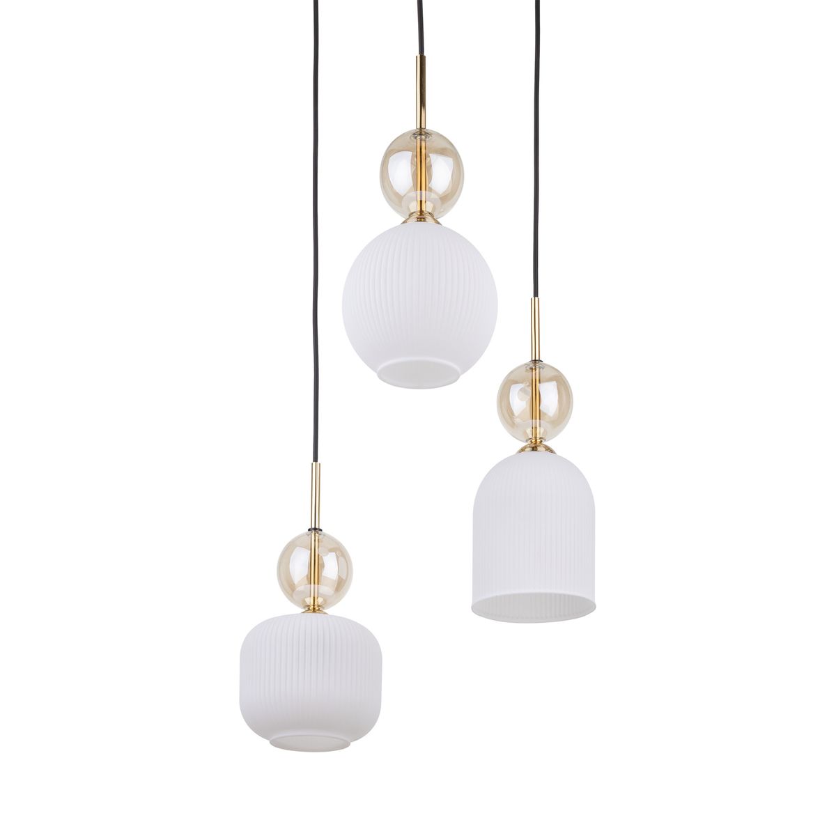 Lampa wisząca Sophia w białym kolorze z trzema źródłami światła E14. Składa się z trzech kloszy o różnych kształtach: cylindrycznym, kulistym i dzwonowatym, z dekoracyjnymi przezroczystymi elementami i złotymi detalami, zawieszona na czarnych przewodach.