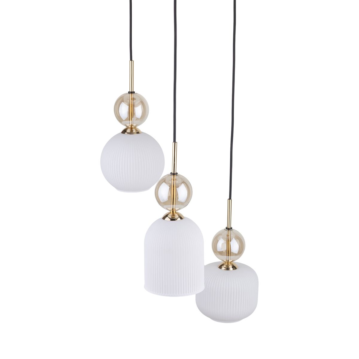 Biała lampa wisząca Sophia z trzema oprawami E14. Składa się z trzech różnorodnych kloszy: cylindrycznego i dwóch kulistych, z fakturą żłobioną. Elementy metalowe w kolorze złotym, zawieszone na czarnych przewodach.