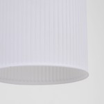 Biała lampa wisząca Sophia z abażurem w pionowe żłobienia. Ujęcie z bliska, pokazujące górną część klosza. Przeznaczona na trzy żarówki E14. Prostokątny kształt, minimalistyczny design, idealna do nowoczesnych wnętrz.