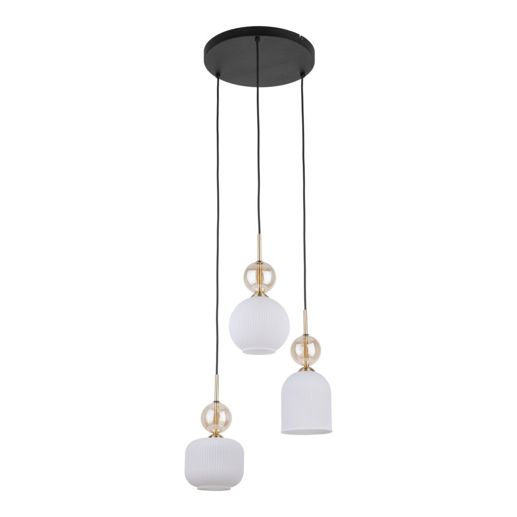Lampa wisząca Sophia w kolorze białym z trzema kloszami, zawieszona na czarnych przewodach. Klosze mają różne kształty: okrągły, kulisty i cylindryczny, z detalami w złotym kolorze. Idealna do nowoczesnych wnętrz.