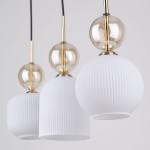 Lampa wisząca Sophia 3xE14 w białym kolorze. Składa się z trzech kulistych kloszy z delikatnym żłobieniem, wykonanych z matowego szkła, z przezroczystymi kulami w kolorze bursztynowym i metalowymi elementami w złotym odcieniu.