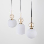 Lampa wisząca Sophia z trzema kloszami E14 w kolorze białym. Klosze mają różne kształty: cylindryczny, stożkowy i kulisty, z delikatną teksturą. Złote elementy metalowe oraz przezroczyste detale dodają elegancji. Produkt wiszący na czarnym przewodzie.