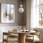 Lampa wisząca Sophia 1xE14 w kolorze białym, z okrągłym kloszem w teksturze żłobienia, zawieszona na cienkim, czarnym kablu, w aranżacji wnętrza z drewnianym stołem i krzesłami. W tle widać jasne zasłony i dekoracje na ścianie.
