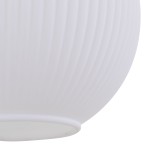 Lampa wisząca Sophia w kolorze białym z kloszem o teksturowanej, falistej powierzchni. Widok z dołu, ukazujący okrągły kształt i gładki brzeg. Przeznaczona na żarówkę E14. Idealna do nowoczesnych wnętrz.
