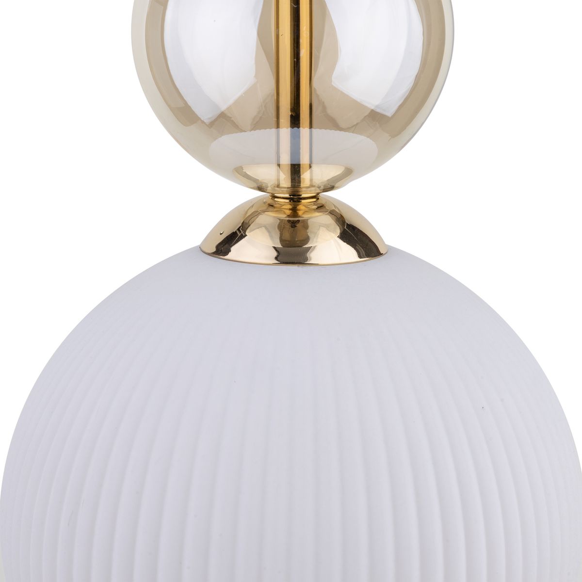 Lampa wisząca Sophia 1xE14 z białym, teksturowanym kloszem oraz złotą oprawą. Ujęcie z góry, zbliżenie na detale, w tym gładką, okrągłą górę i subtelne żłobienia na kloszu. Idealna do nowoczesnych wnętrz.
