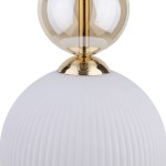 Lampa wisząca Sophia 1xE14 z białym, teksturowanym kloszem oraz złotą oprawą. Ujęcie z góry, zbliżenie na detale, w tym gładką, okrągłą górę i subtelne żłobienia na kloszu. Idealna do nowoczesnych wnętrz.