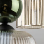 Lampa wisząca Sophia 6xE14 w kolorze bursztynowym i zielonym, z przezroczystymi, żebrowanymi kloszami. Ujęcie z bliska na detale kloszy i górną część lampy, z czarną podstawą oraz błyszczącą, zieloną dekoracją.