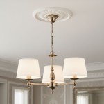 Żyrandol Roksana 3-punktowy w kolorze złotym z trzema białymi kloszami. Ujęcie z dołu, wiszący na łańcuchu, z ozdobnym stropem. Klosze mają cylindryczny kształt, materiał tekstylny, a konstrukcja metalowa. Idealny do eleganckich wnętrz.