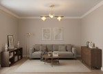 Złota lampa sufitowa 3-punktowa Eral z przezroczystymi kloszami, zawieszona na eleganckim stelażu. Widoczna w nowoczesnym wnętrzu, z szarym sofą i drewnianymi meblami, na jasnym tle. Klosze o okrągłym kształcie, emitujące ciepłe światło.
