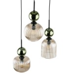 Lampa wisząca Sophia z trzema źródłami światła E14, w kolorach bursztynowym i zielonym. Składa się z trzech szklanych kloszy o żłobionej fakturze, zawieszonych na czarnych przewodach. Efektowne, zaokrąglone kształty oraz dekoracyjne, zielone elementy.